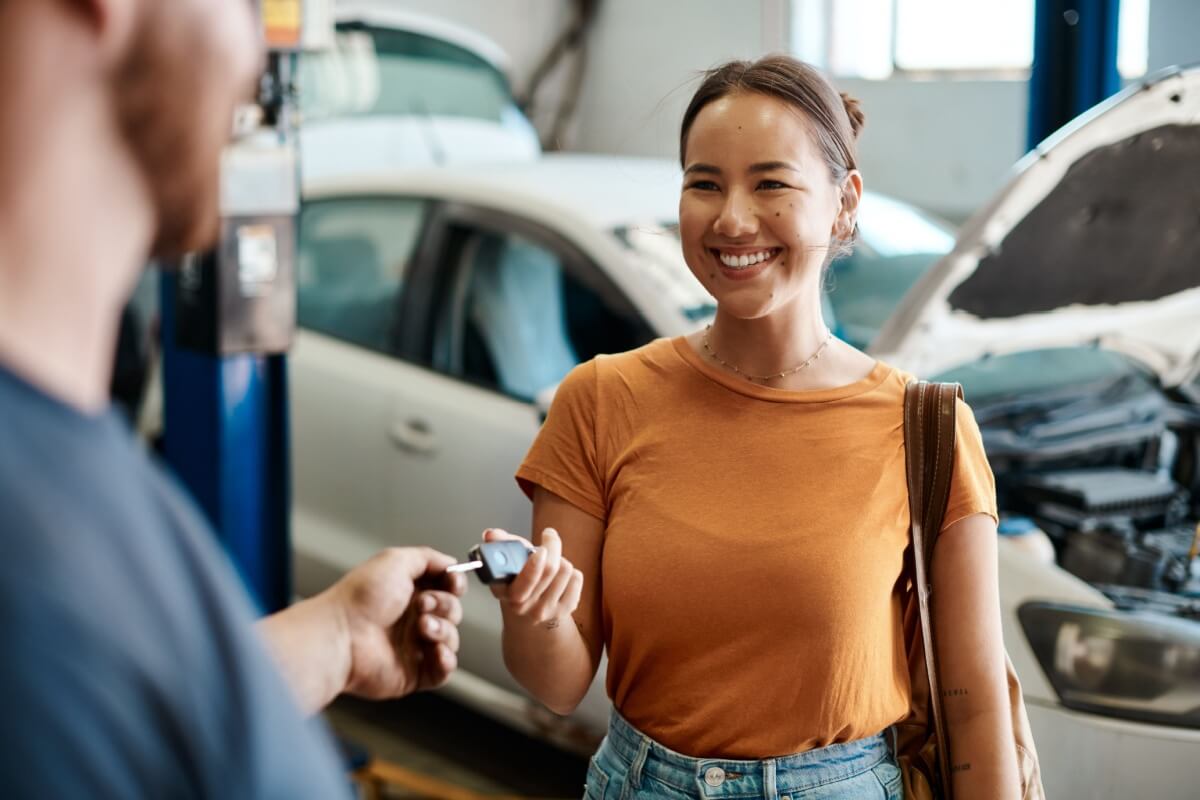 Antes de sair de férias, é fundamental realizar uma revisão no carro (Imagem: PeopleImages.com - Yuri A | Shutterstock) 