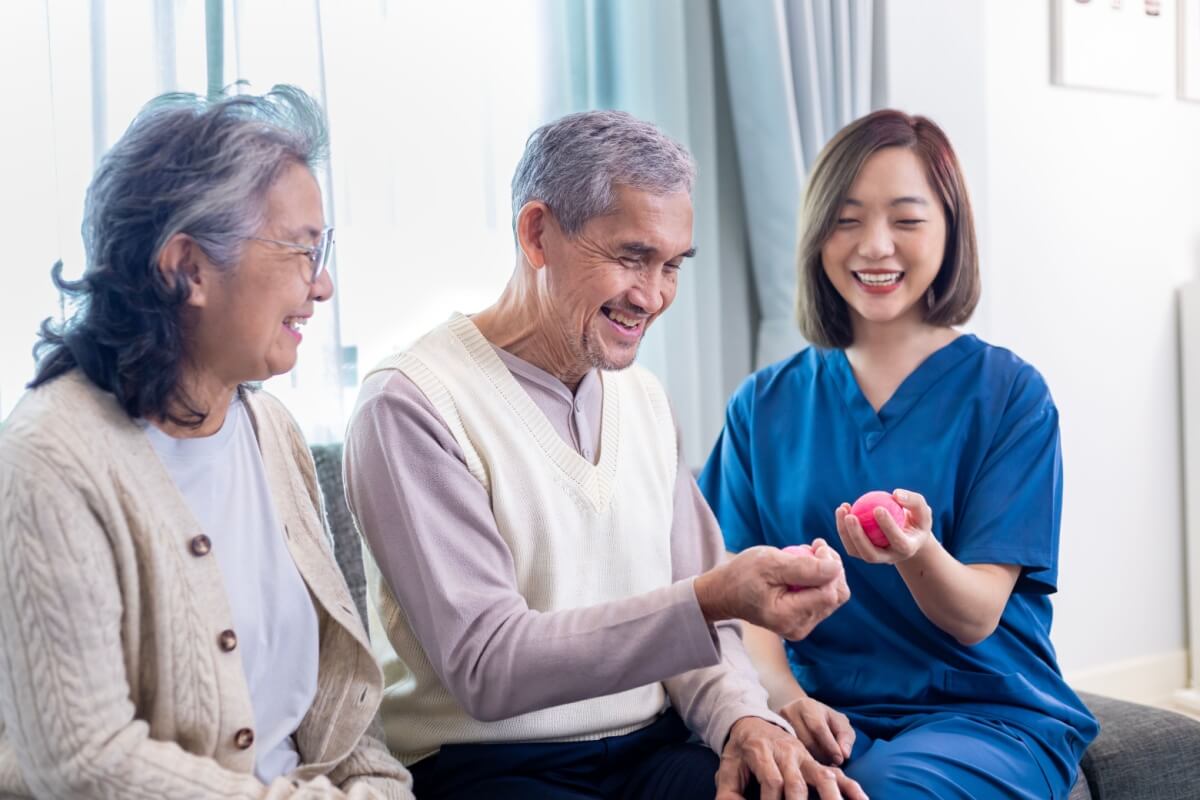 Movimentos simples, praticados regularmente, ajudam idosos a recuperarem a qualidade de vida (Imagem: Akarawut | Shutterstock) 