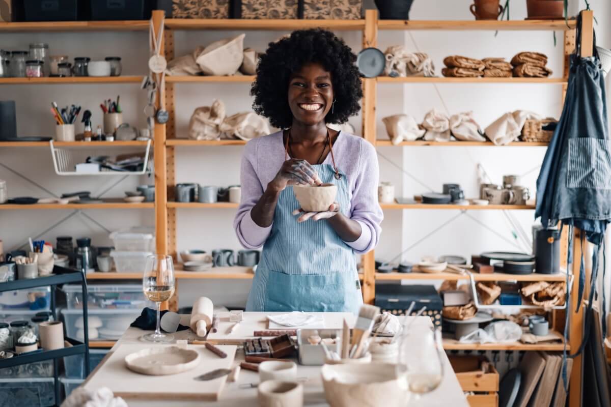 Os hobbies são maneiras de descansar a mente e diminuir o tempo de uso de telas no dia a dia (Imagem: Zamrznuti tonovi | Shutterstock) 