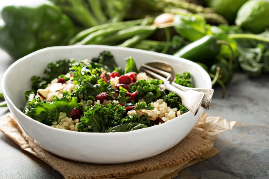 Salada de couve com quinoa, cranberries e amêndoas (Imagem: Elena Veselova | Shutterstock)