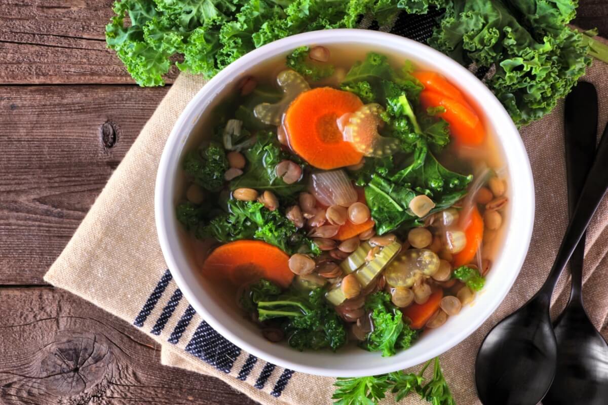 Sopa de lentilha com couve e legumes (Imagem: JeniFoto | Shutterstock)