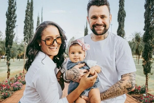 Karol Bernardo, ex-BBB Vinicius Rodrigues e a filha  por Reprodução/Instagram