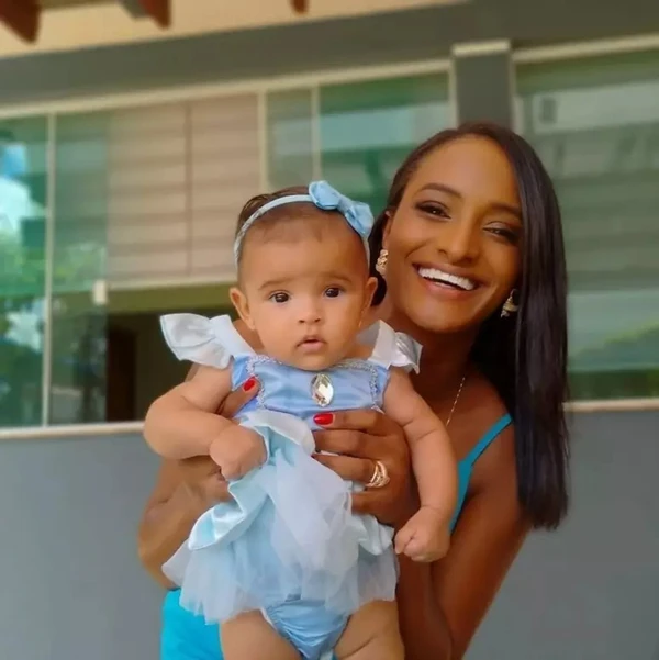 Karol Bernardo, Vinicius Rodrigues e a filha - Foto: Reprodução/Instagram por Reprodução/Instagram
