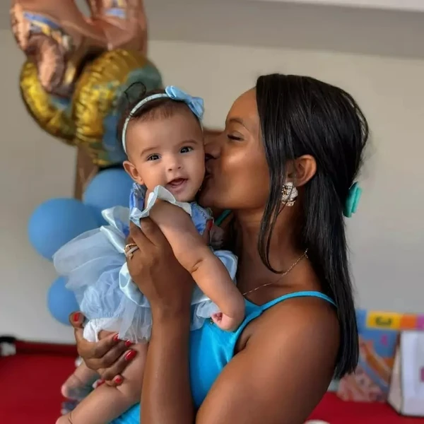 Karol Bernardo mãe da filha do ex-BBB Vinicius Rodrigues  por Reprodução/Instagram