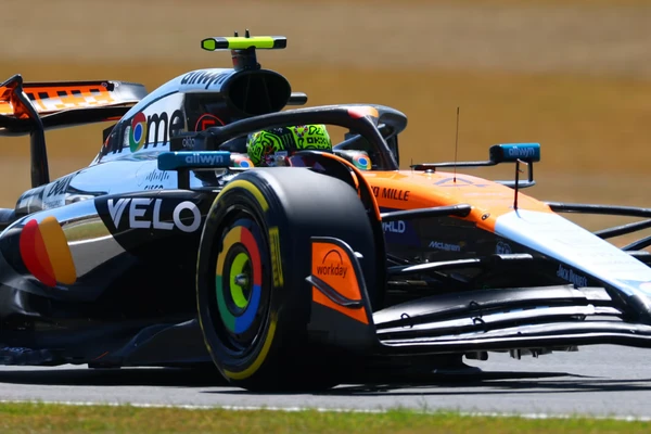 Lando Norris em ação no 2º treino livre do GP da INglaterra