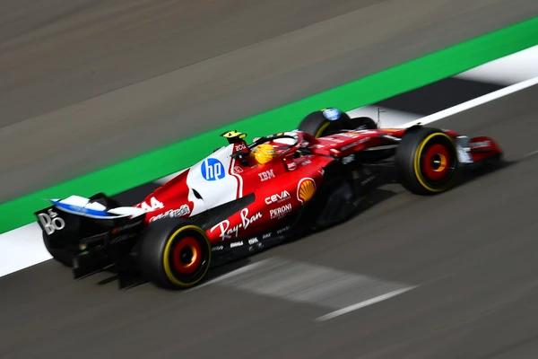 Lewis Hamilton em ação no 1º treino livre do GP da Inglaterra