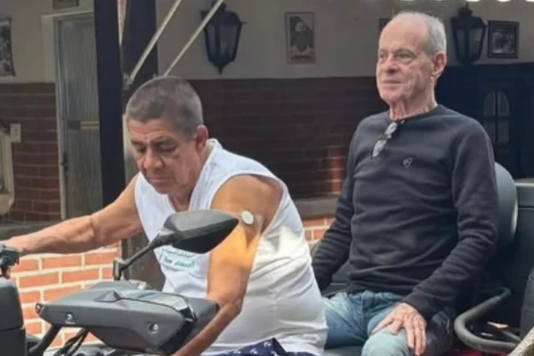 Ney Matogrosso na garupa de Zeca Pagodinho