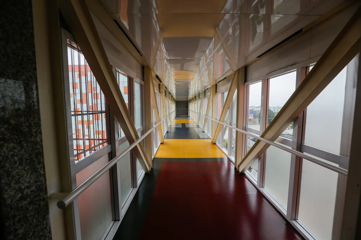 Passarelas ligam prédio principal aos anexos do Helyos