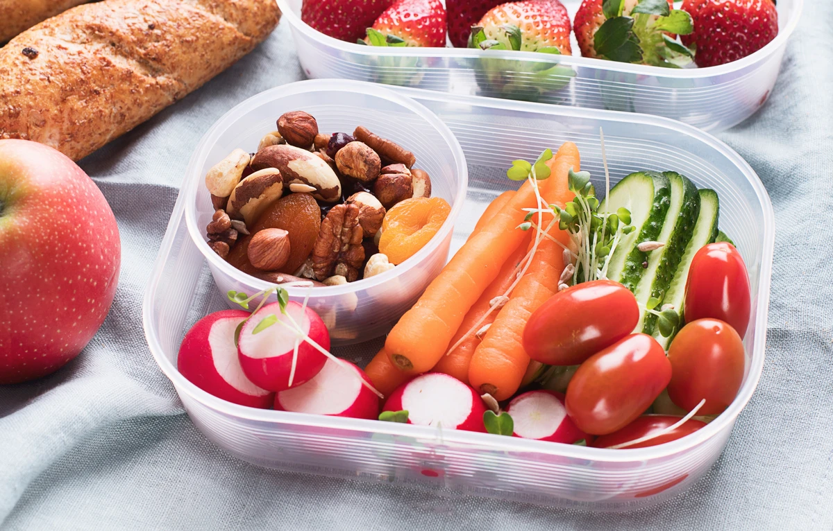 Preparando salada por Shutterstock