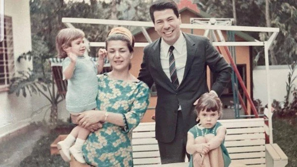 Silvio Santos, sua primeira esposa e filhas por Reprodução