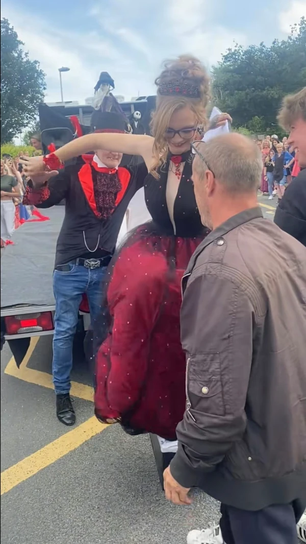 Adolescente surpreende ao chegar em caixão no baile de formatura por Reprodução/TikTok
