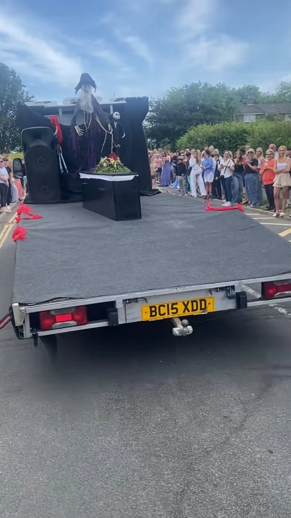  Adolescente surpreende ao chegar em caixão no baile de formatura por Reprodução/TikTok