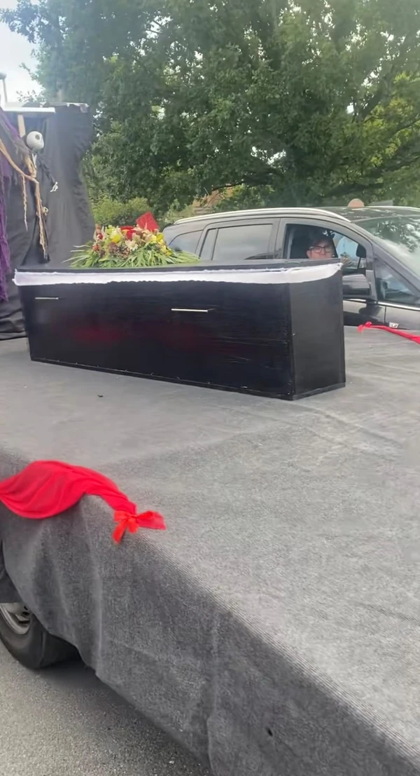  Adolescente surpreende ao chegar em caixão no baile de formatura por Reprodução/TikTok