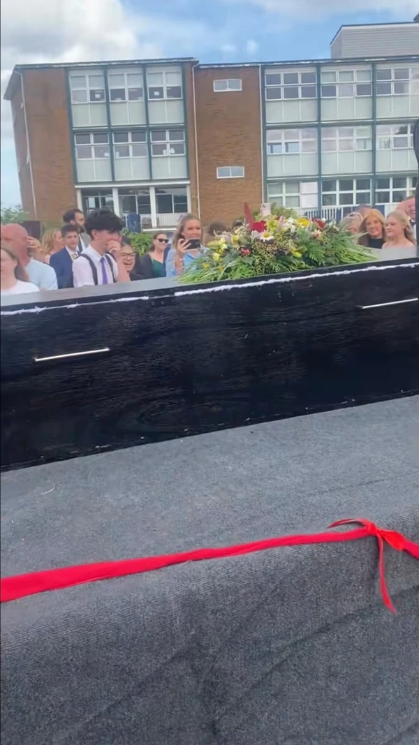  Adolescente surpreende ao chegar em caixão no baile de formatura por Reprodução/TikTok