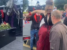 Imagem - Entrada macabra? Adolescente surpreende ao chegar em caixão no baile de formatura