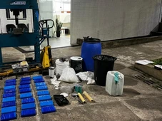 Imagem - Policiais desmontam laboratório de drogas em Itapuã após perseguição