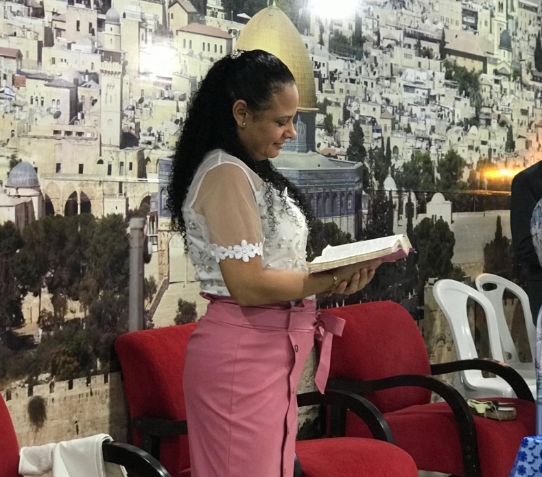 Carine Carvalho foi atingida por tiro na cabeça por Reprodução