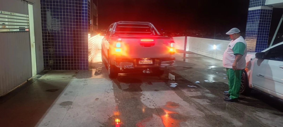 Carro foi atingido no lado do carona por Reprodução