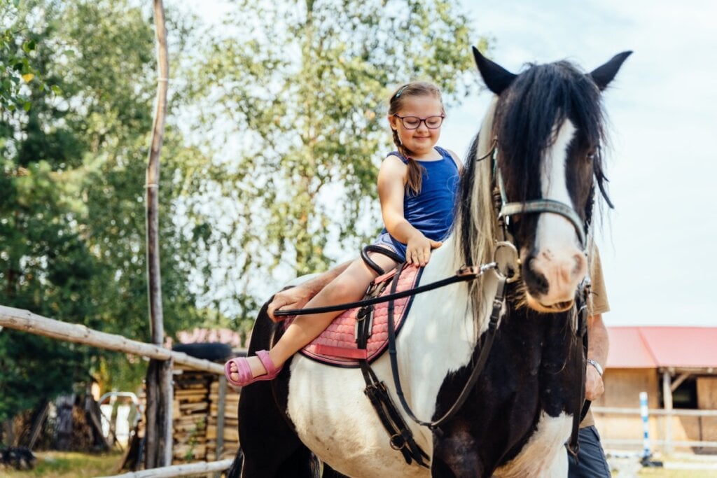 A equoterapia pode ajudar crianças com dificuldades motoras (Imagem: Iryna Inshyna | Shutterstock)