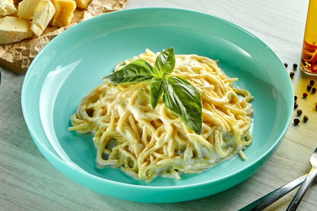 Macarrão com molho três queijos (Imagem: ismishko | Shutterstock)