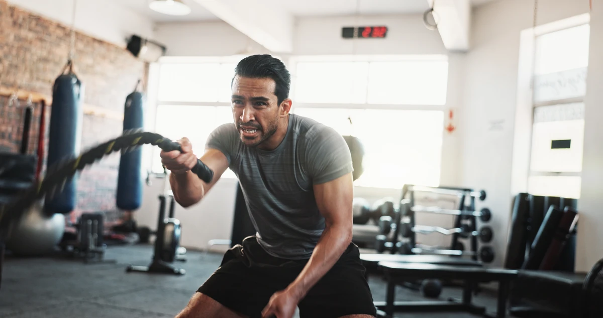 Exercício na academia por Shutterstock