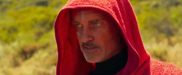 Julian McMahon em O Surfista (2024) por Divulgação