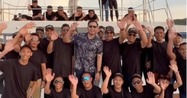 Khairul Aming levou funcionários para férias por Reprodução