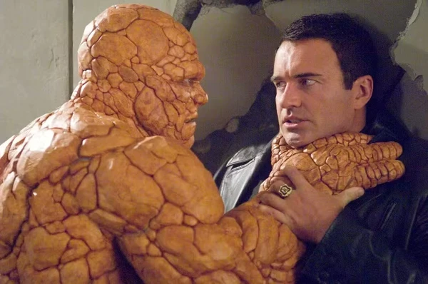 Michael Chiklis e Julian McMahon em Quarteto Fantástico e o Surfista Prateado (2007)  por Reprodução
