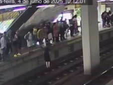 Imagem - Vídeo: homem se arrisca e pula nos trilhos do metrô para salvar celular