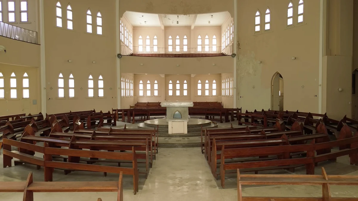 a capela, que integrava o edifício, foi dessacralizada: ou seja, a Igreja Católica retirou o teor sagrado do espaço, o que significa que ele pode ganhar outros usos