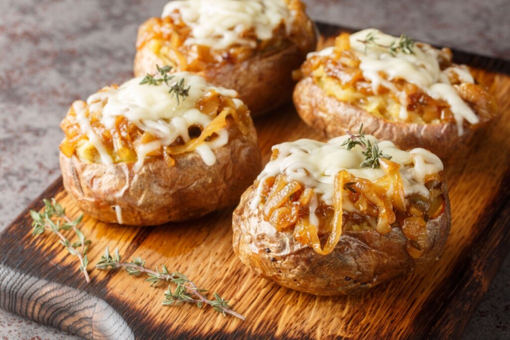 Batata recheada com cebola caramelizada e queijo (Imagem: Sérgio Koval | Shutterstock)