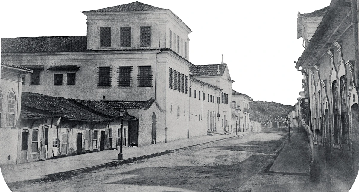 Em 1913, parte da fachada original do edifício foi demolida para a abertura da avenida