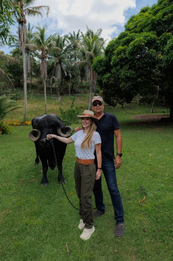 Victória e o pai, Roberto, trabalham juntos por Fazenda Trevo dos Búfalos, em Arraial d'Ajuda
