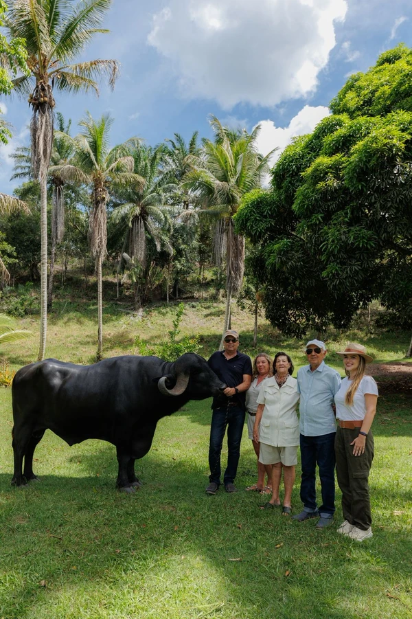 Gerações da família de Minas Gerais comandam a produção no sul baiano por Fazenda Trevo dos Búfalos, em Arraial d'Ajuda