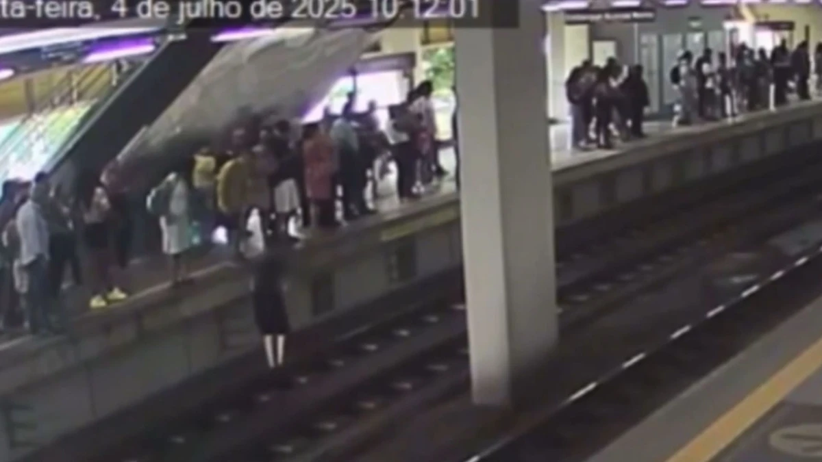 Homem se arrisca ao pular na plataforma do metrô em Salvador