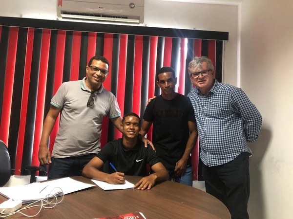 Hugo assinando contrato com o Vitória 