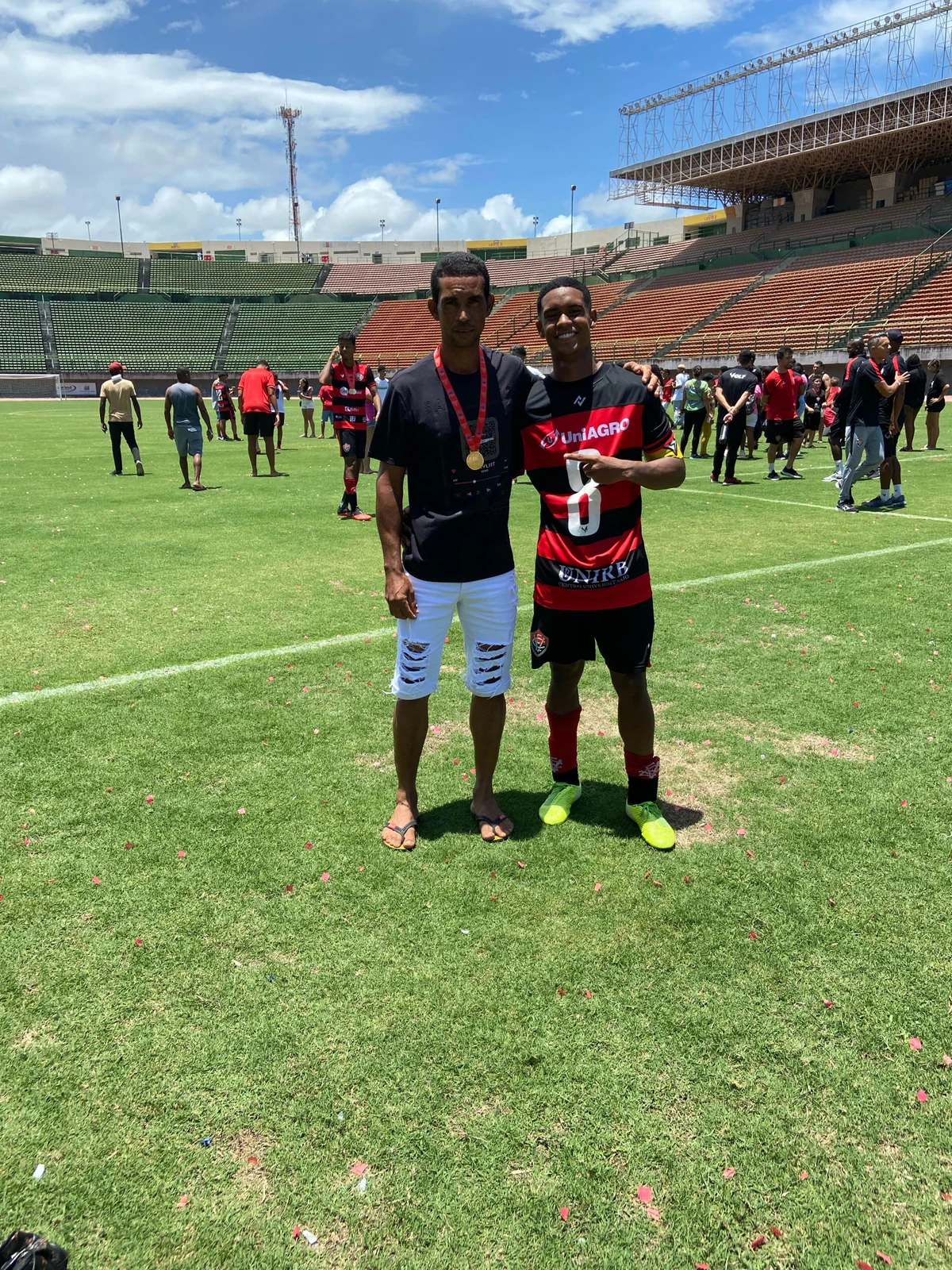 Hugo celebrando conquista ao lado do pai 