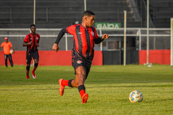 Hugo jogando pelo Vitória 