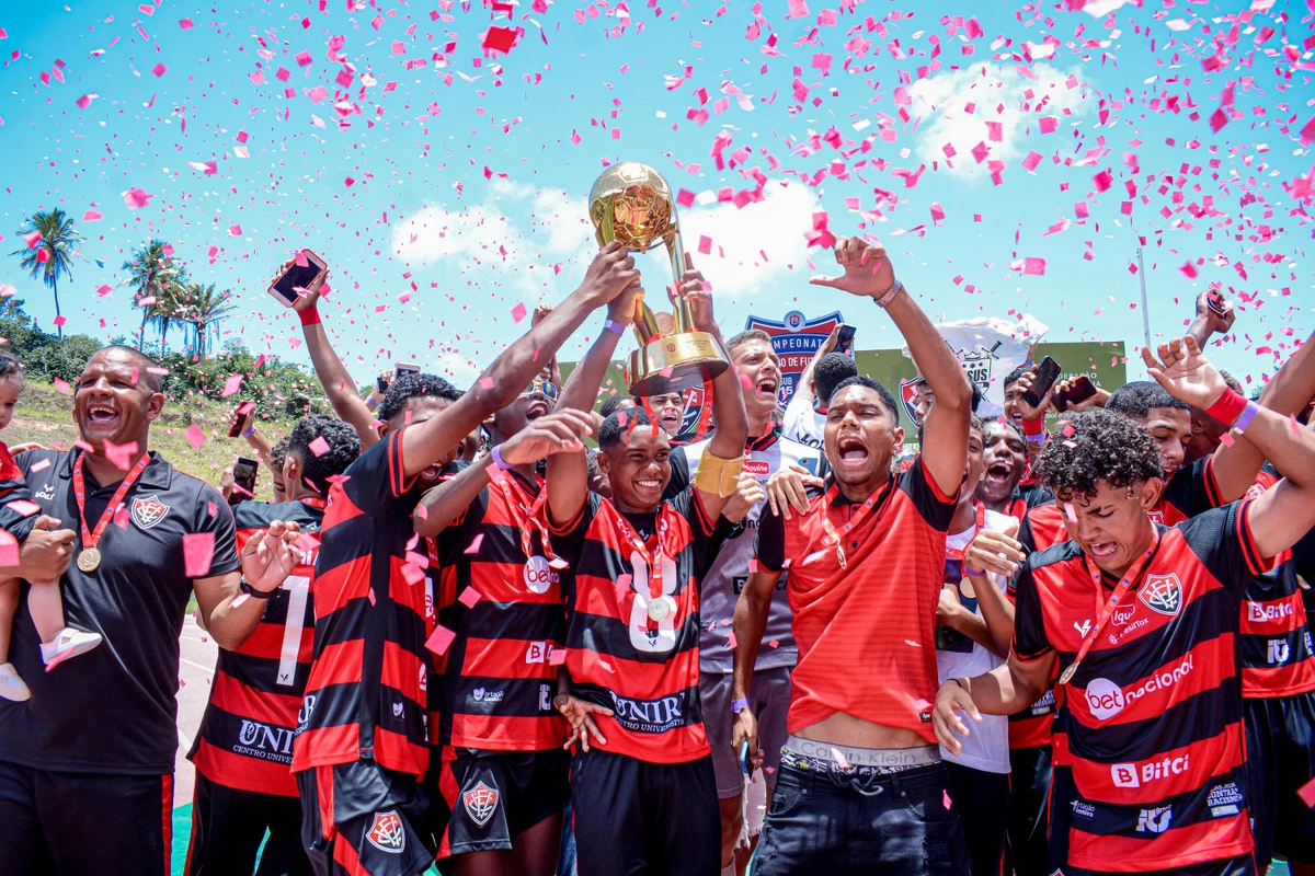 Hugo celebrando conquista pelo Vitória 