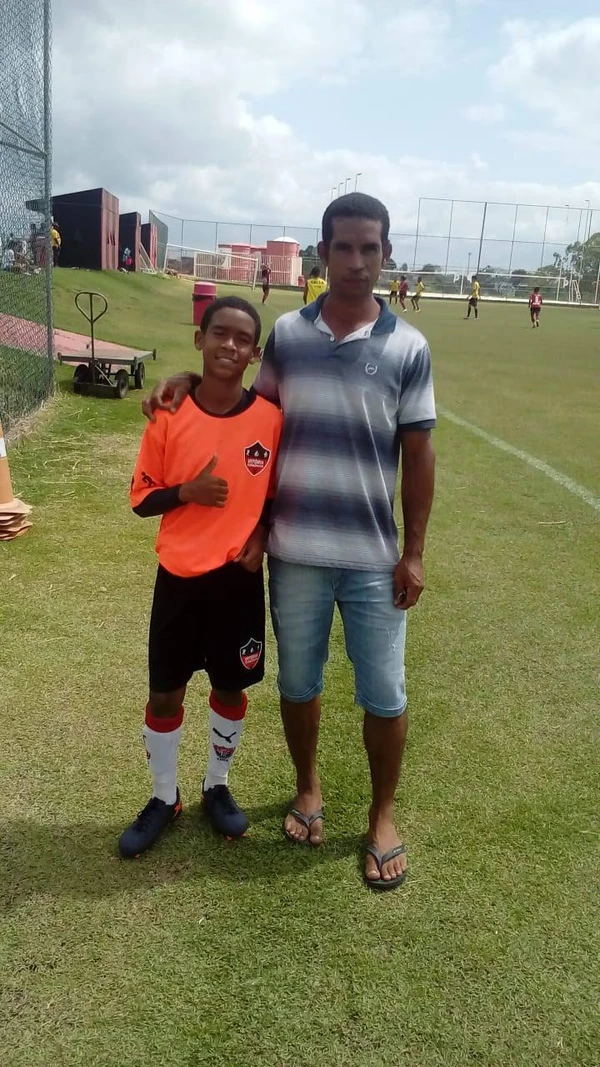Hugo mais jovem ao lado do pai 