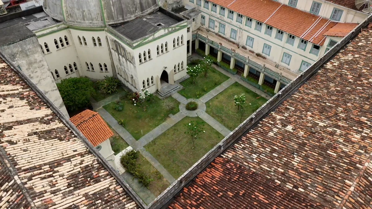Pátio do convento: paredes têm mais de 60 cm e resfriam o ambiente interior