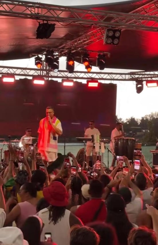 Xanddy se apresentava em Milão quando a chuva forte atingiu o palco