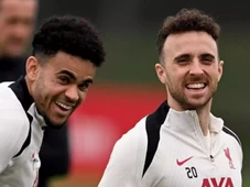 Imagem - Jogador do Liverpool é criticado por faltar a funeral de Diogo Jota para ir em festa
