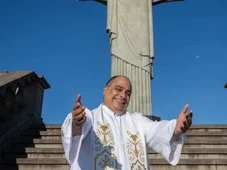 Imagem - Padre influencer sofre grave acidente em visita ao Cristo Redentor