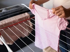 Imagem - Secar roupas no frio? Truque com cobertor pode salvar seus dias