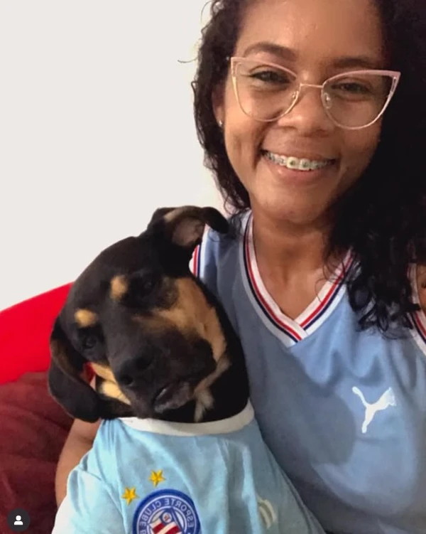 Apolo ao lado da sua tutora