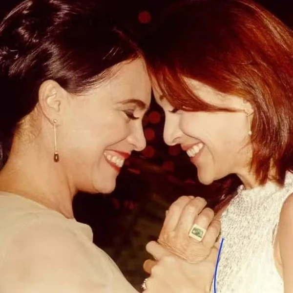As atrizes Regina e Gabriela Duarte protagonizaram a novela Por Amor (1997) por Reprodução/TV Globo