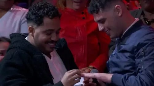 Casal gay tem pedido de casamento ao vivo no Domingão com Huck  por Reprodução/TV Globo 