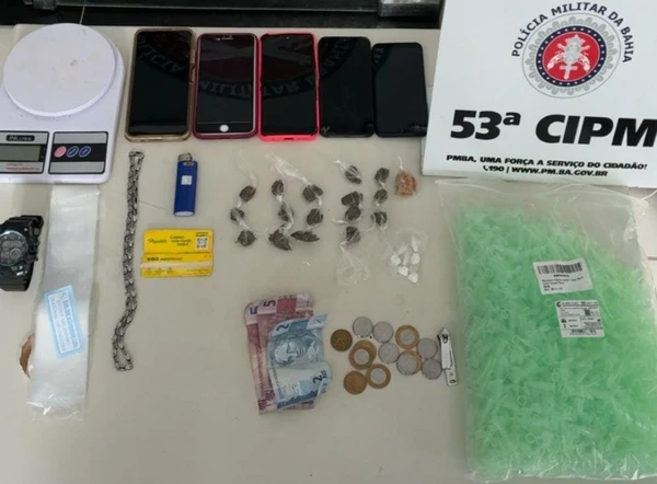 Drogas, celulares e dinheiro foram apreendidos pelos suspeitos