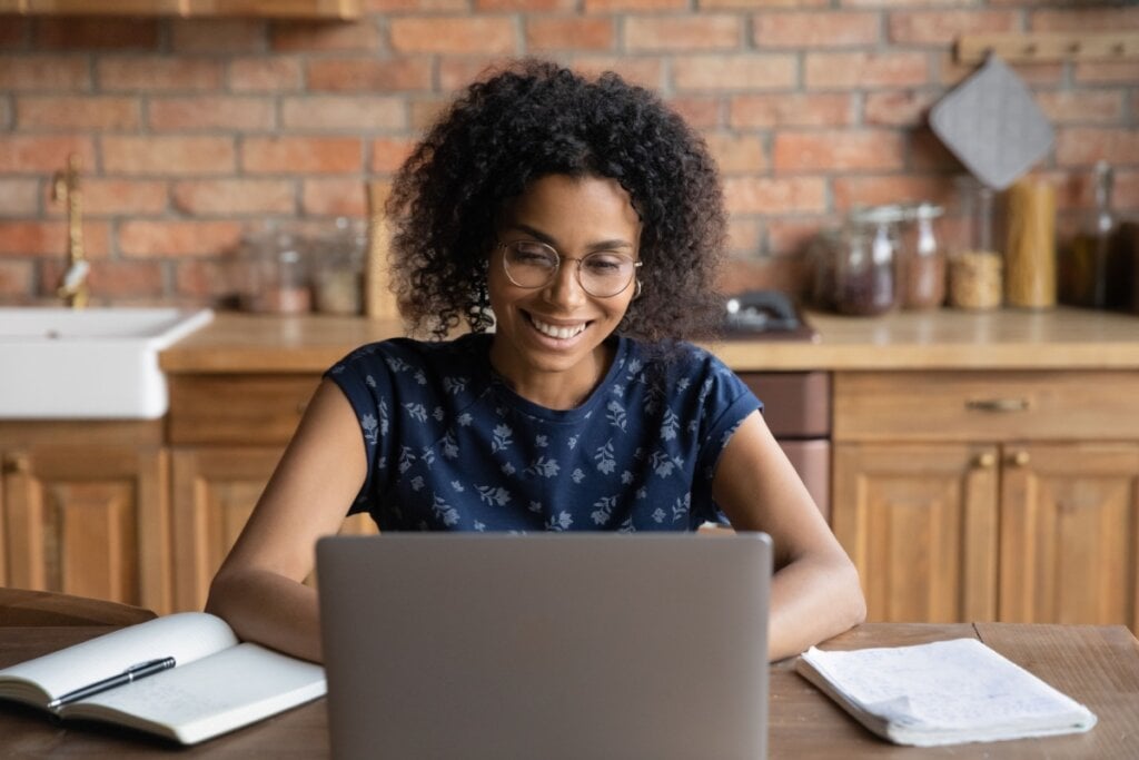 A metodologia do artigo científico deve ser escrita com clareza (Imagem: fizkes | Shutterstock)